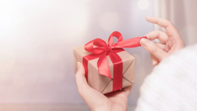 10 idei de cadouri speciale pentru persoanele dragi;